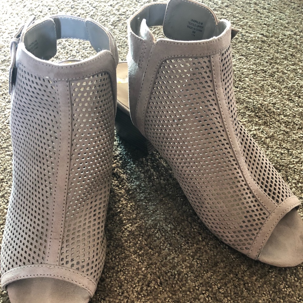 Creamy brown open toed wedge